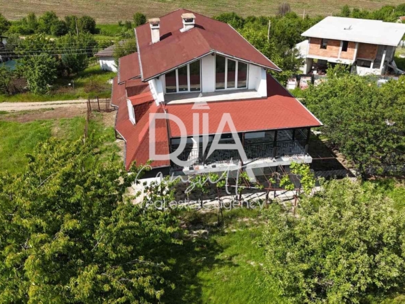 Триетажна къща с панорамни гледки - 0