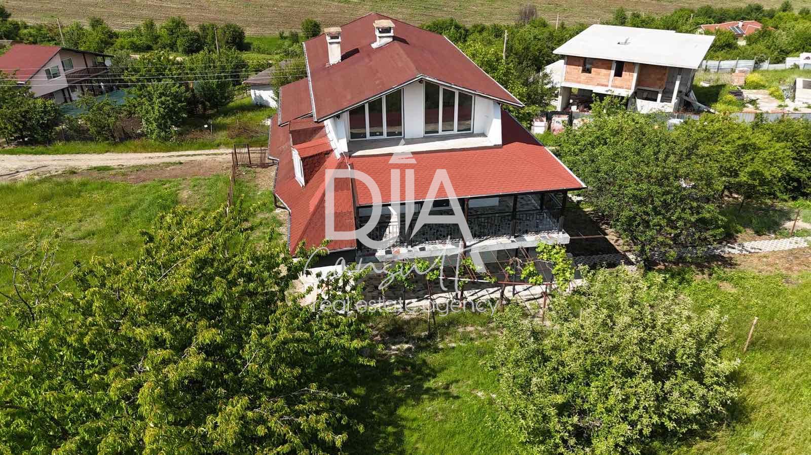 Триетажна къща с панорамни гледки - 0