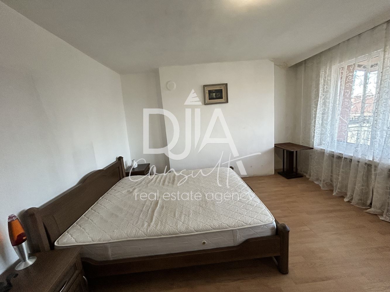 Тристаен апартамент под наем в престижната централна част на София - 0