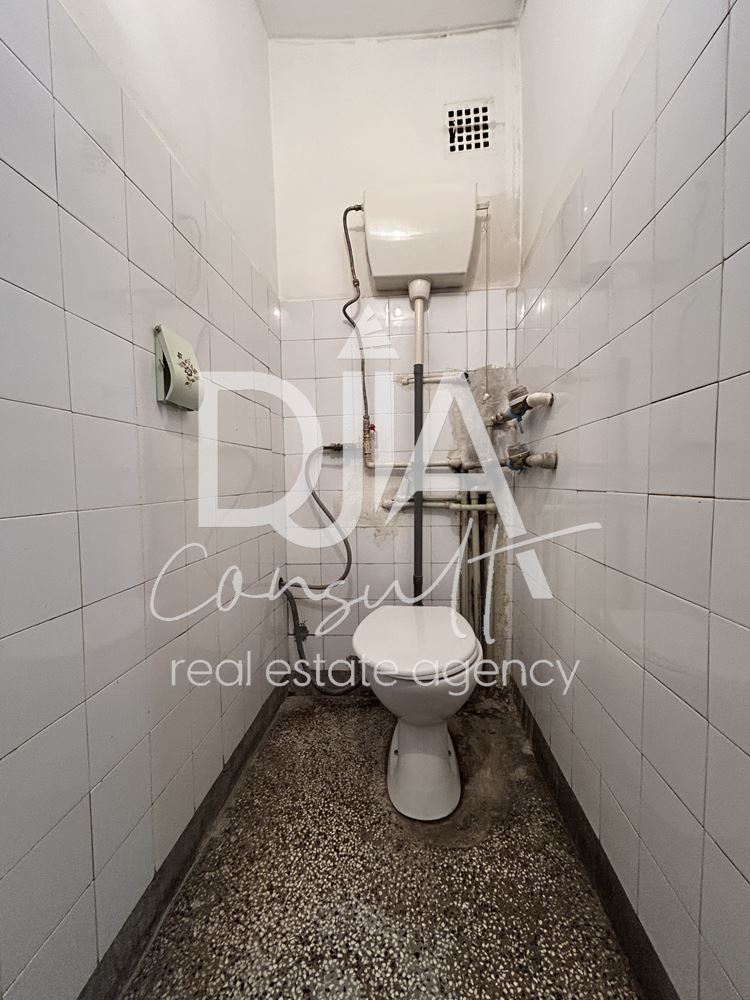 Тристаен апартамент под наем в престижната централна част на София - 0