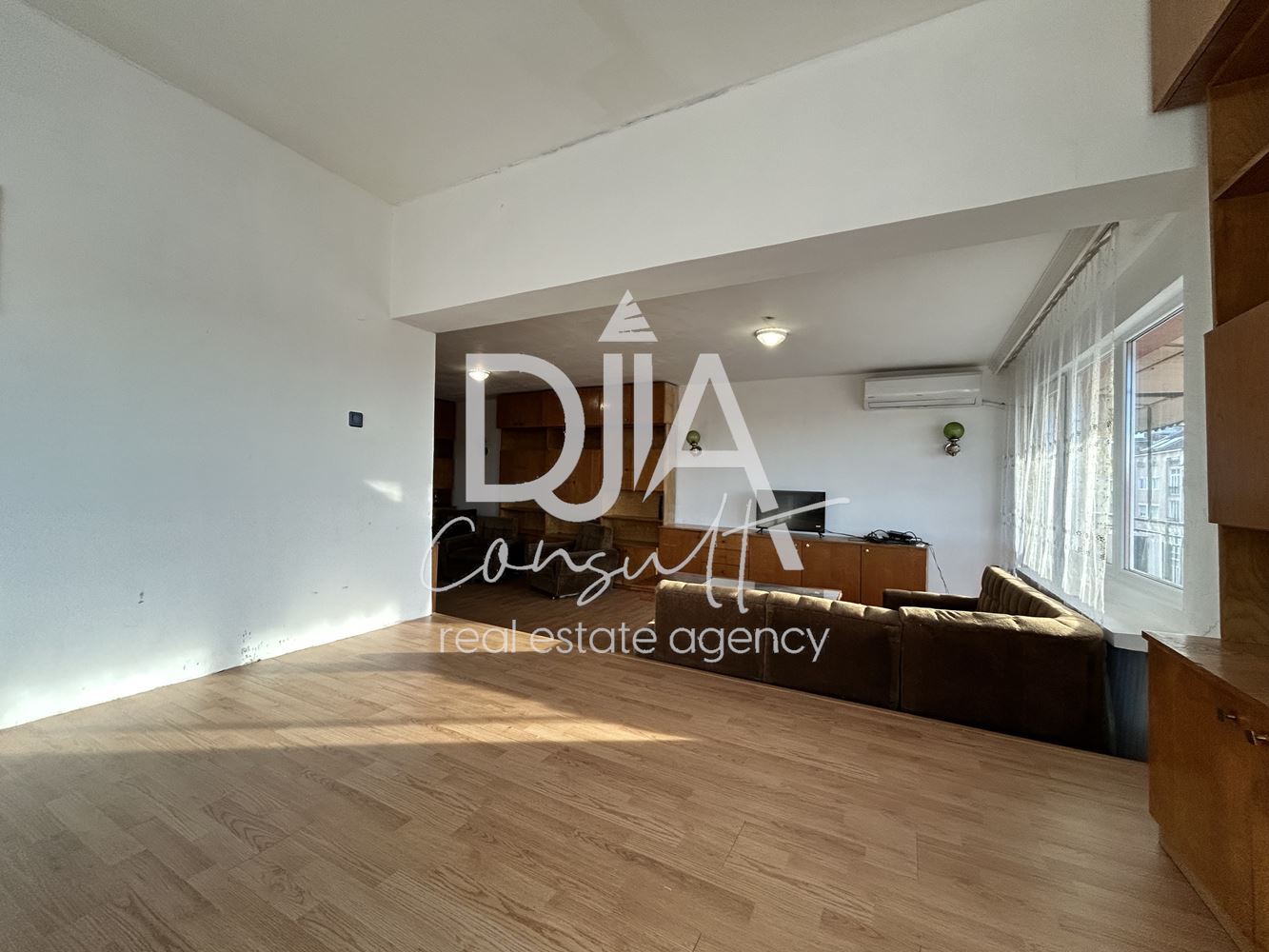 Тристаен апартамент под наем в престижната централна част на София - 0