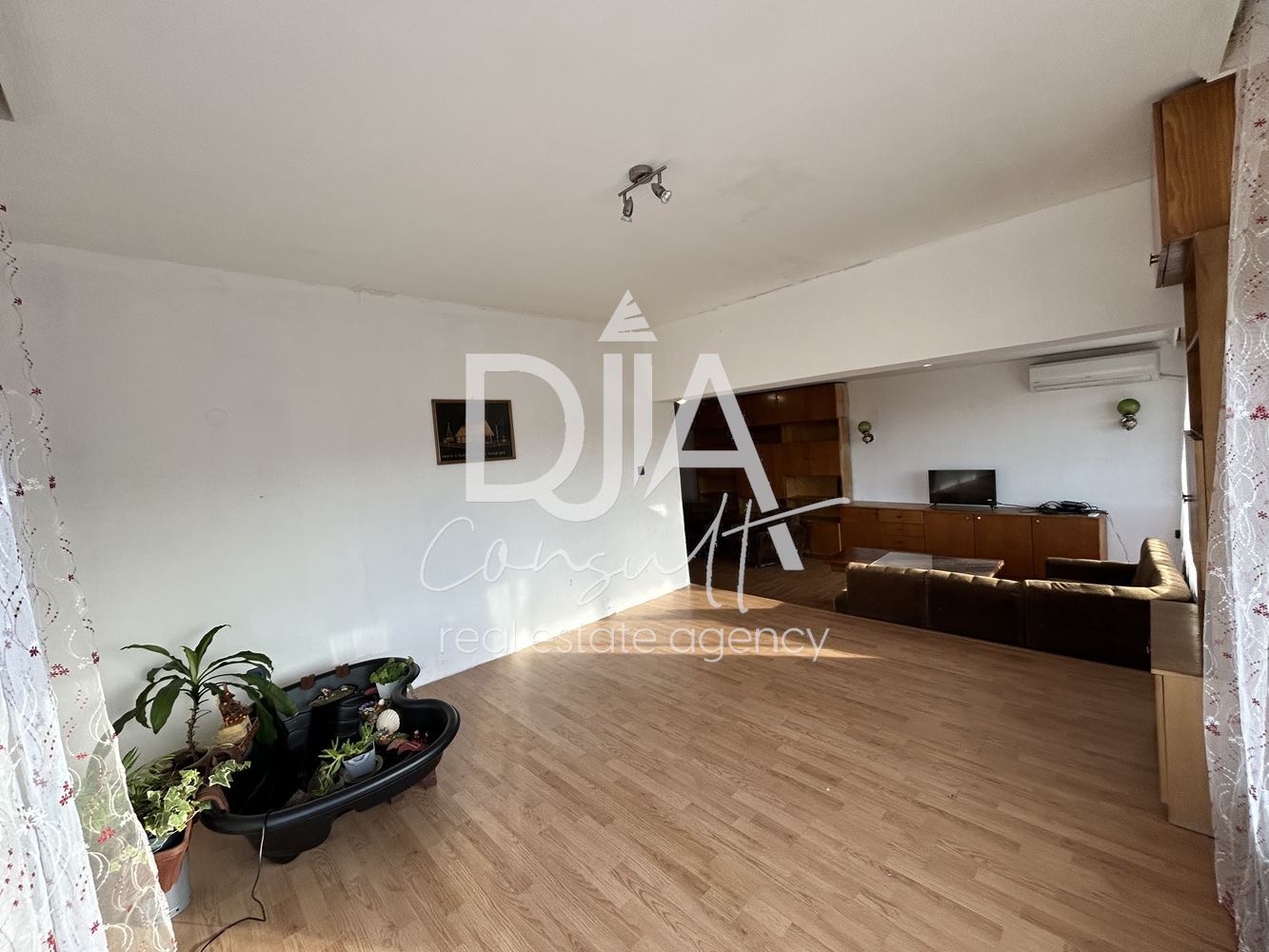 Тристаен апартамент под наем в престижната централна част на София - 0