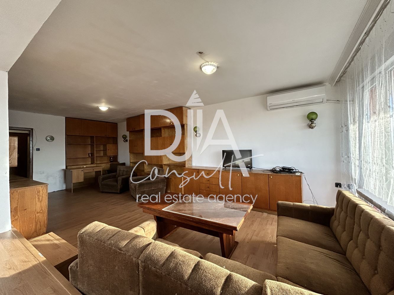 Тристаен апартамент под наем в престижната централна част на София - 0