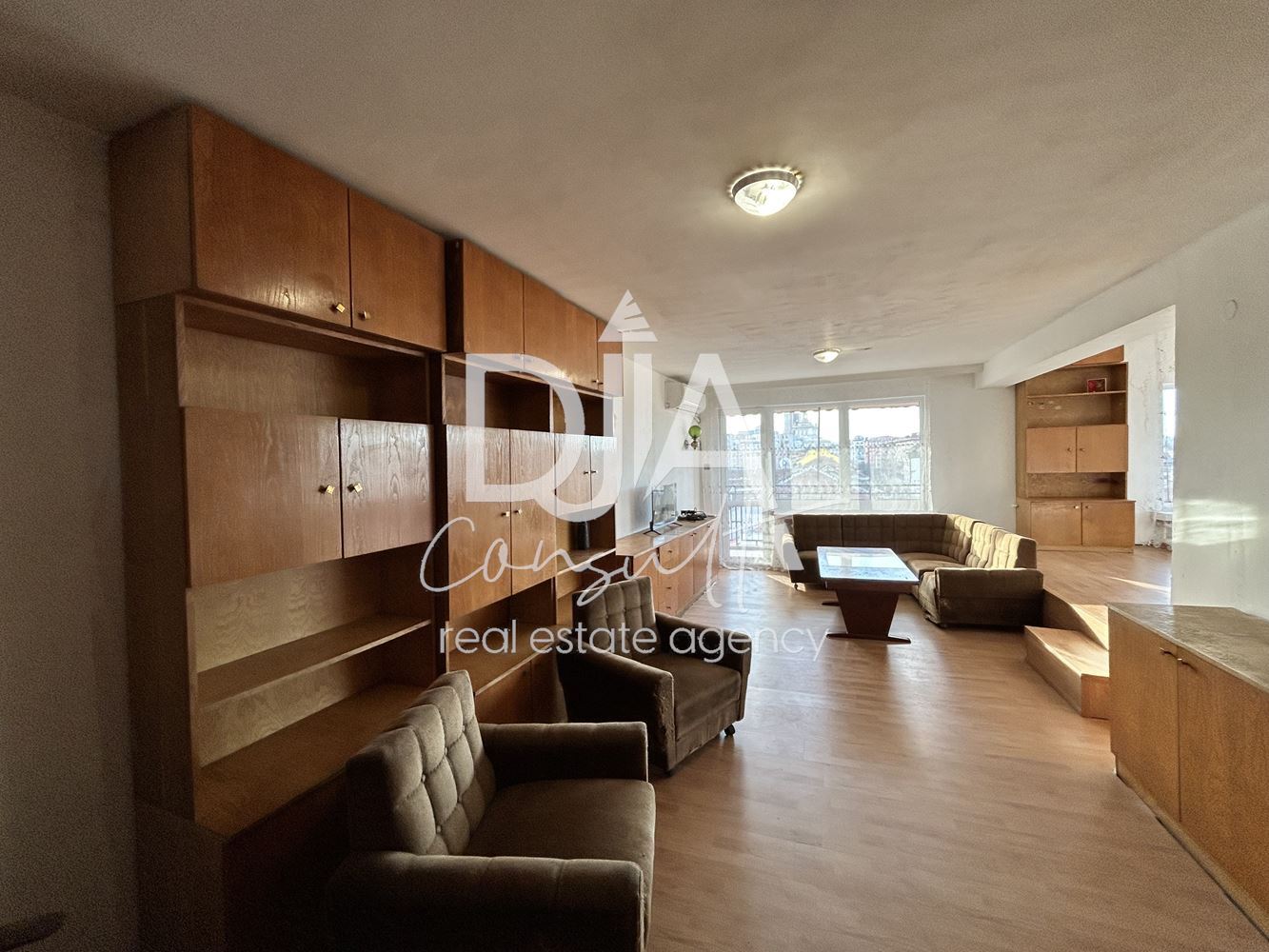 Тристаен апартамент под наем в престижната централна част на София - 0