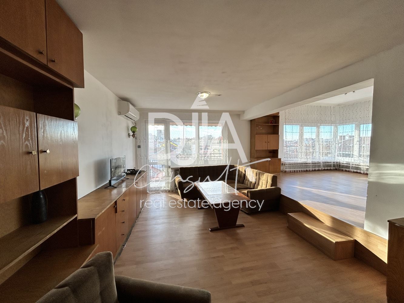 Тристаен апартамент под наем в престижната централна част на София - 0