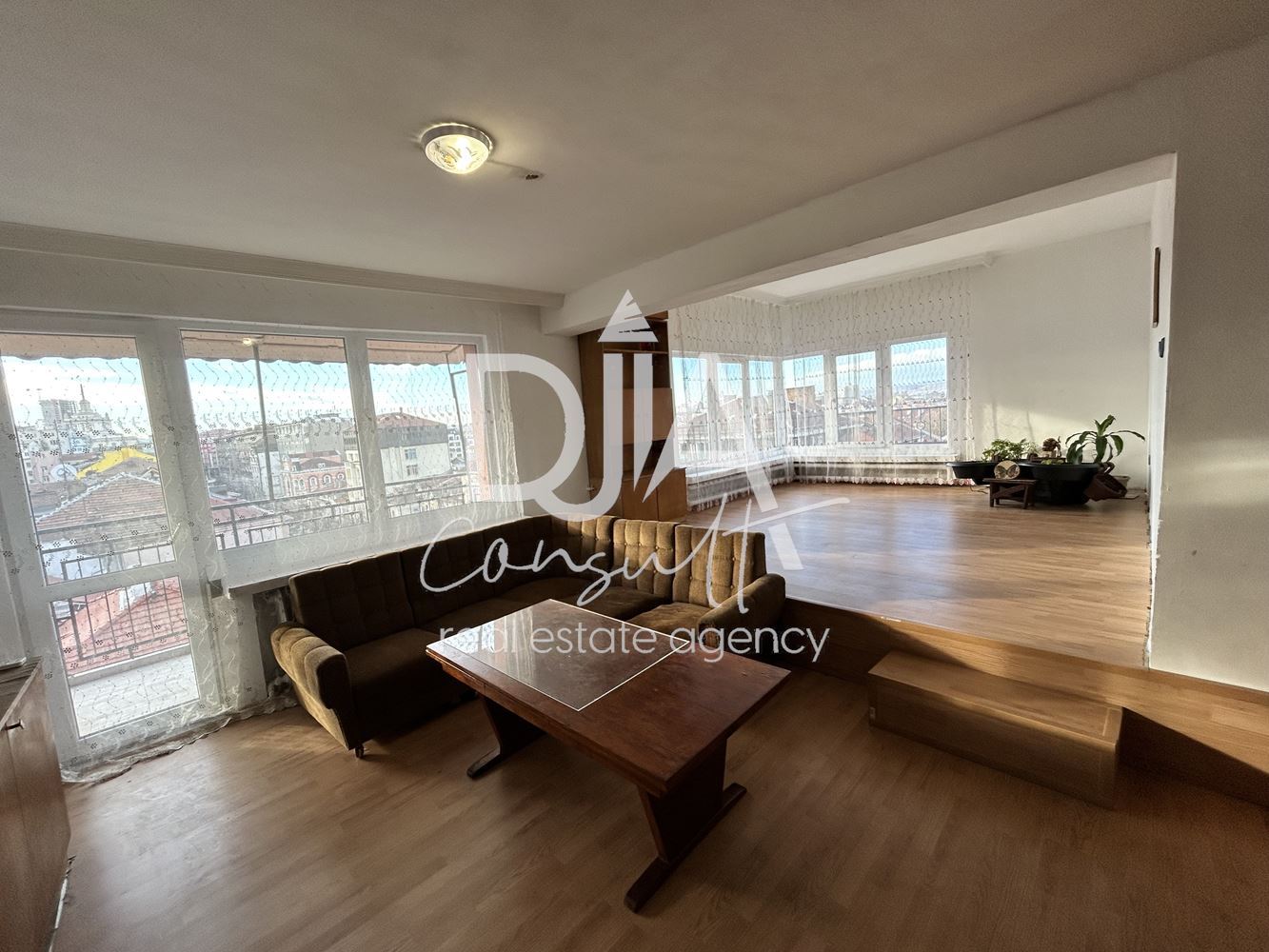 Тристаен апартамент под наем в престижната централна част на София - 0