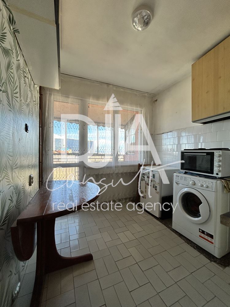 Тристаен апартамент под наем в престижната централна част на София - 0