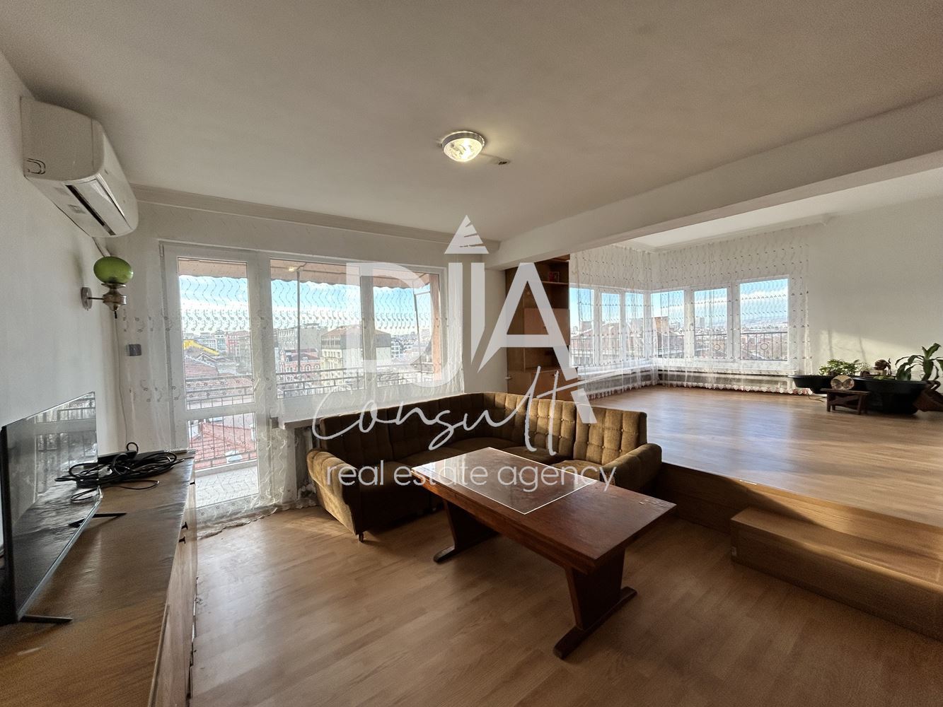 Тристаен апартамент под наем в престижната централна част на София - 0