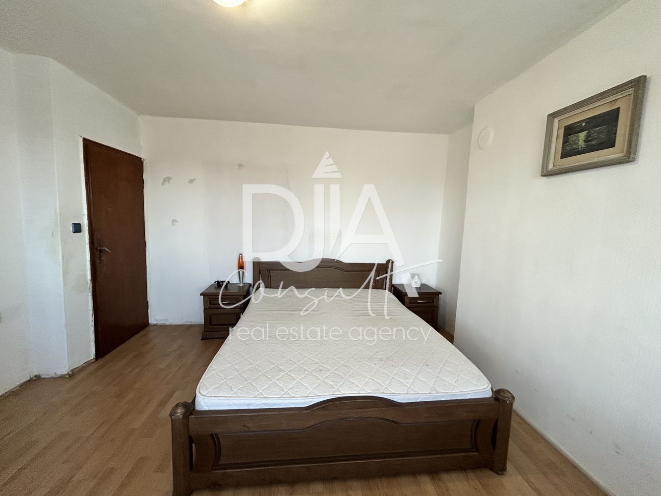 Тристаен апартамент под наем в престижната централна част на София - 0