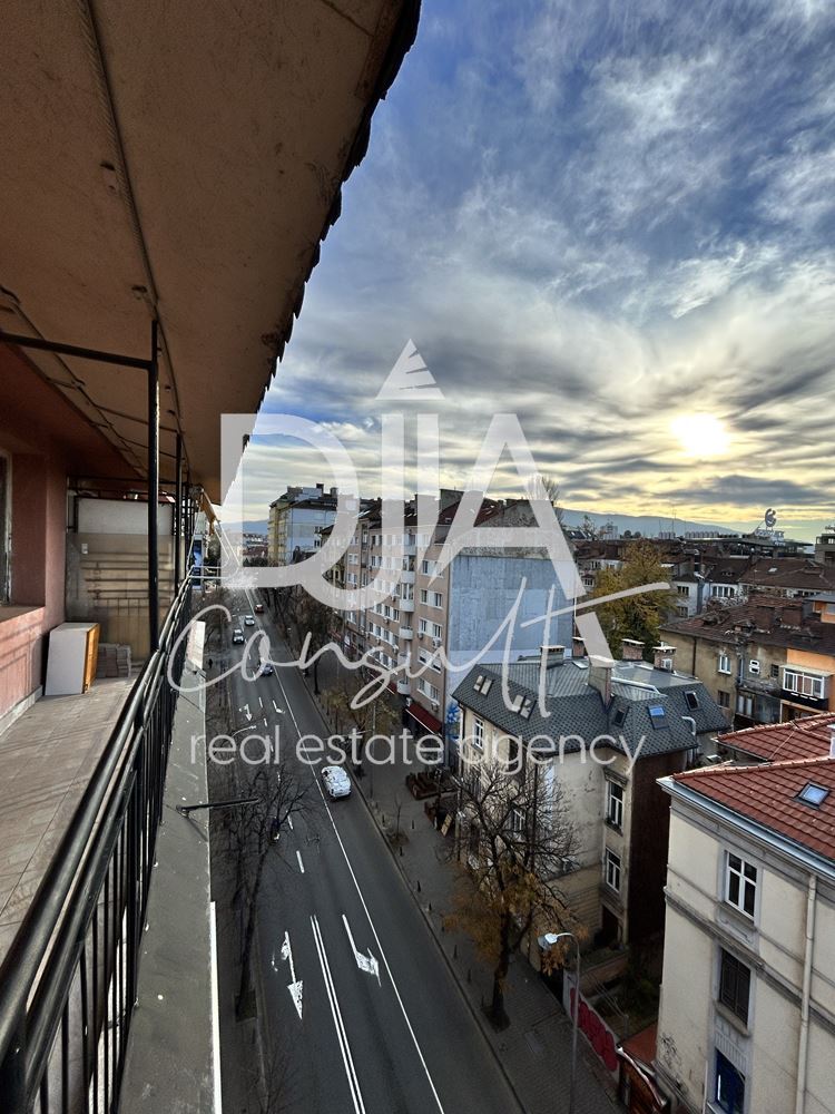 Тристаен апартамент под наем в престижната централна част на София - 0