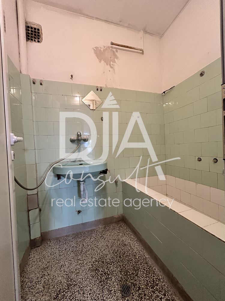 Тристаен апартамент под наем в престижната централна част на София - 0