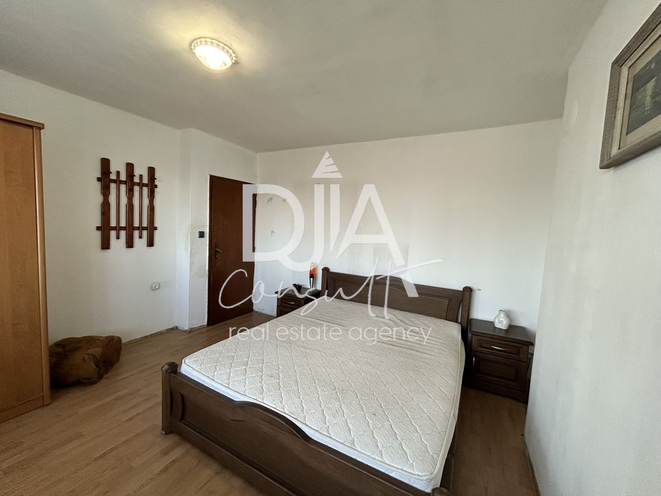 Тристаен апартамент под наем в престижната централна част на София - 0