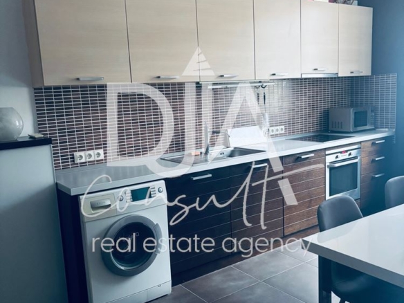 Тристаен апартамент под наем в Центъра - 0