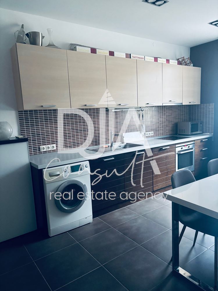 Тристаен апартамент под наем в Центъра - 0