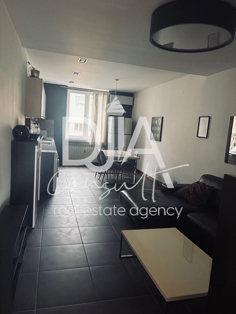 Тристаен апартамент под наем в Центъра - 0