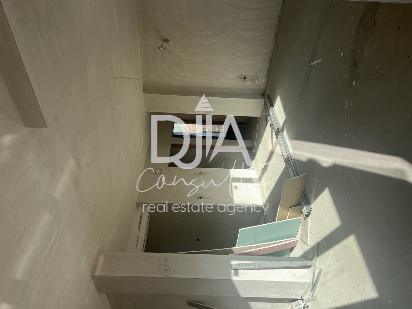 Тристаен апартамент в кв.Кръстова вада-0 Тристаен апартамент в кв.Кръстова вада - 0