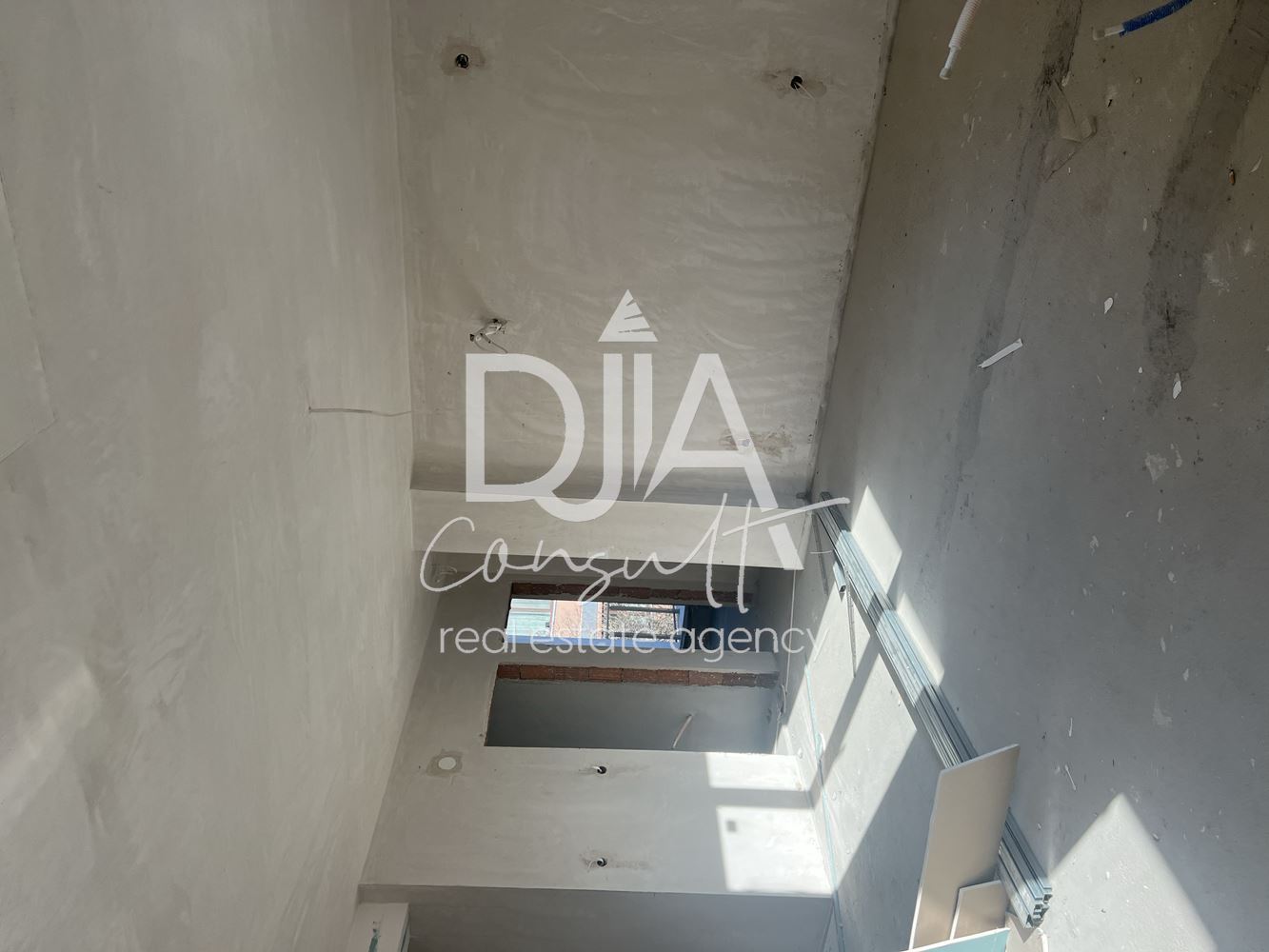 Тристаен апартамент в кв.Кръстова вада-0 Тристаен апартамент в кв.Кръстова вада - 0