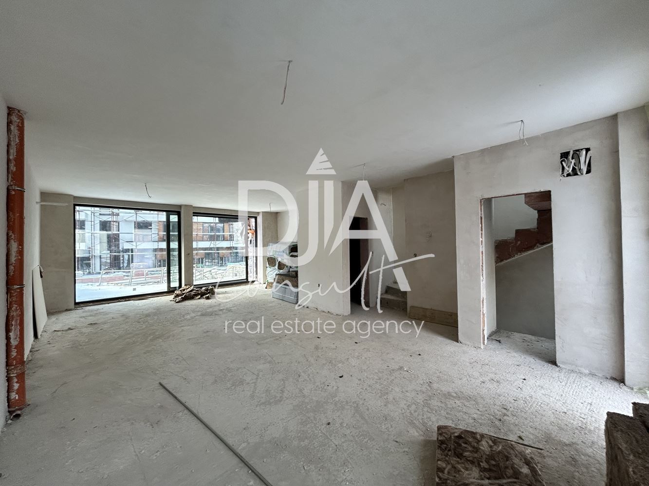 Луксозна редова къща със собствен двор, голям гараж и гледка към планина Витоша-0 Луксозна редова къща със собствен двор, голям гараж и гледка към планина Витоша - 0