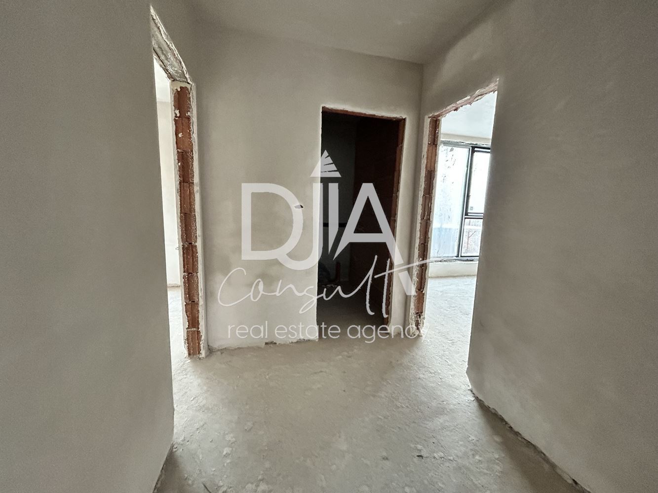 Редова къща със собствен двор, голям гараж и гледка към планина Витоша-0 Редова къща със собствен двор, голям гараж и гледка към планина Витоша - 0