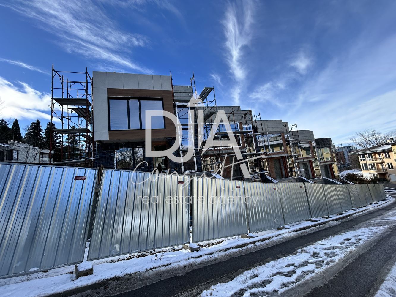 Луксозна редова къща със собствен двор, голям гараж и гледка към планина Витоша-0 Луксозна редова къща със собствен двор, голям гараж и гледка към планина Витоша - 0