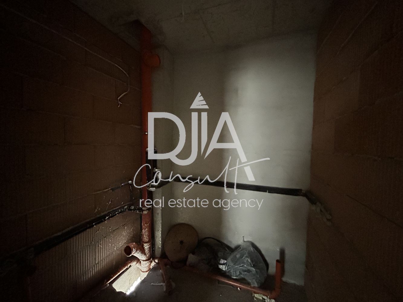 Редова къща със собствен двор, голям гараж и гледка към планина Витоша-0 Редова къща със собствен двор, голям гараж и гледка към планина Витоша - 0