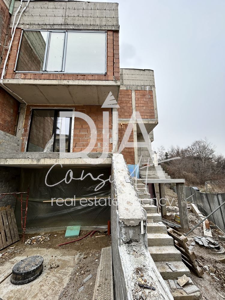 Редова къща със собствен двор, голям гараж и гледка към планина Витоша-0 Редова къща със собствен двор, голям гараж и гледка към планина Витоша - 0