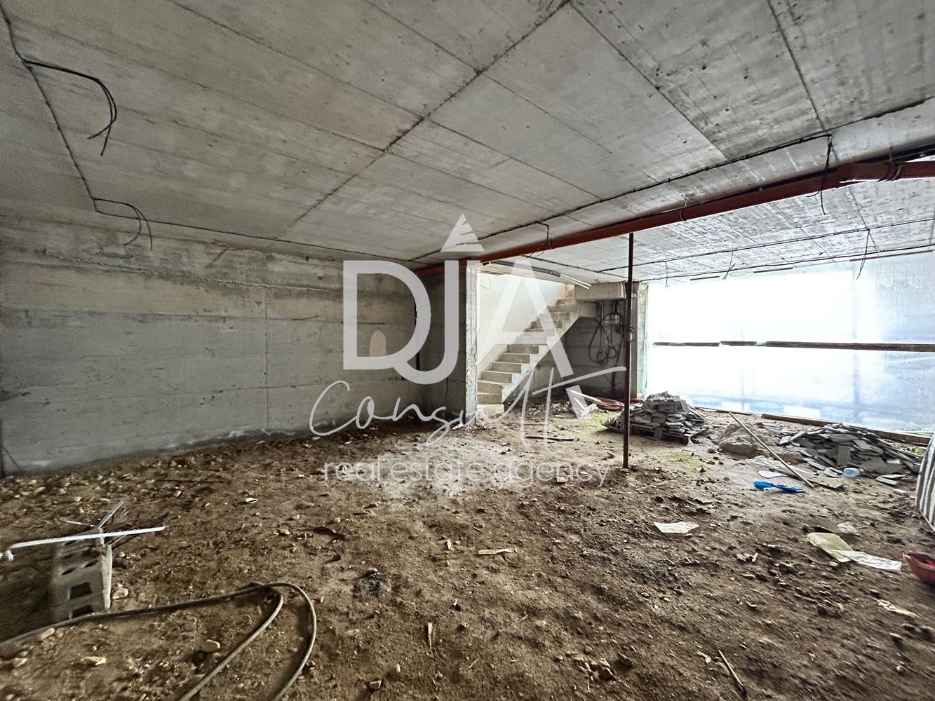 Луксозна редова къща със собствен двор, голям гараж и гледка към планина Витоша-0 Луксозна редова къща със собствен двор, голям гараж и гледка към планина Витоша - 0