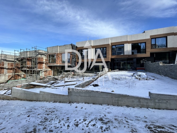 Редова къща със собствен двор, голям гараж и гледка към планина Витоша - 0