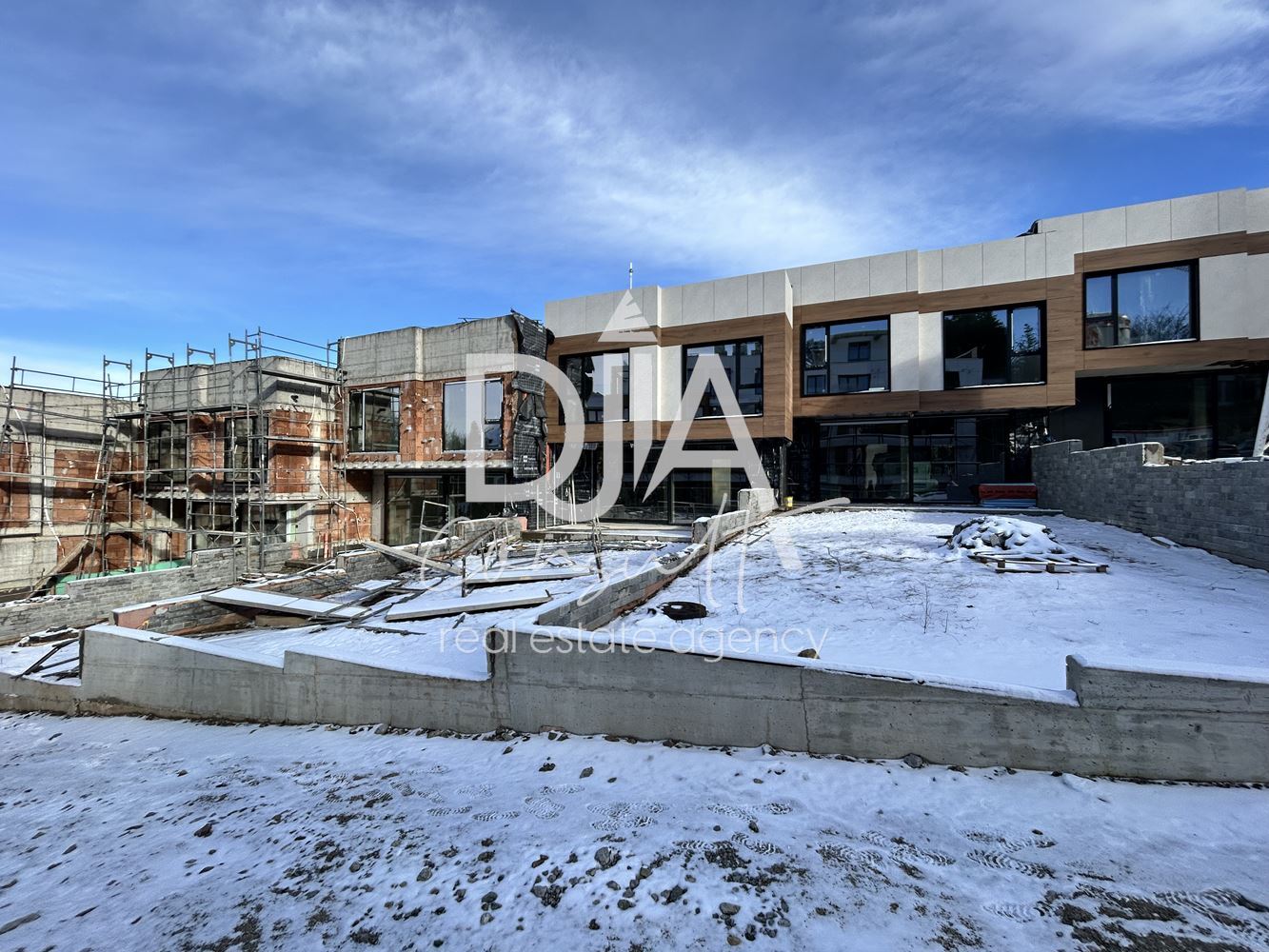 Редова къща със собствен двор, голям гараж и гледка към планина Витоша-0 Редова къща със собствен двор, голям гараж и гледка към планина Витоша - 0