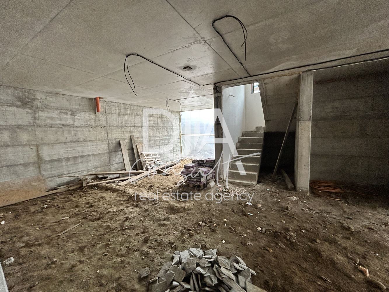 Редова къща със собствен двор, голям гараж и гледка към планина Витоша-0 Редова къща със собствен двор, голям гараж и гледка към планина Витоша - 0