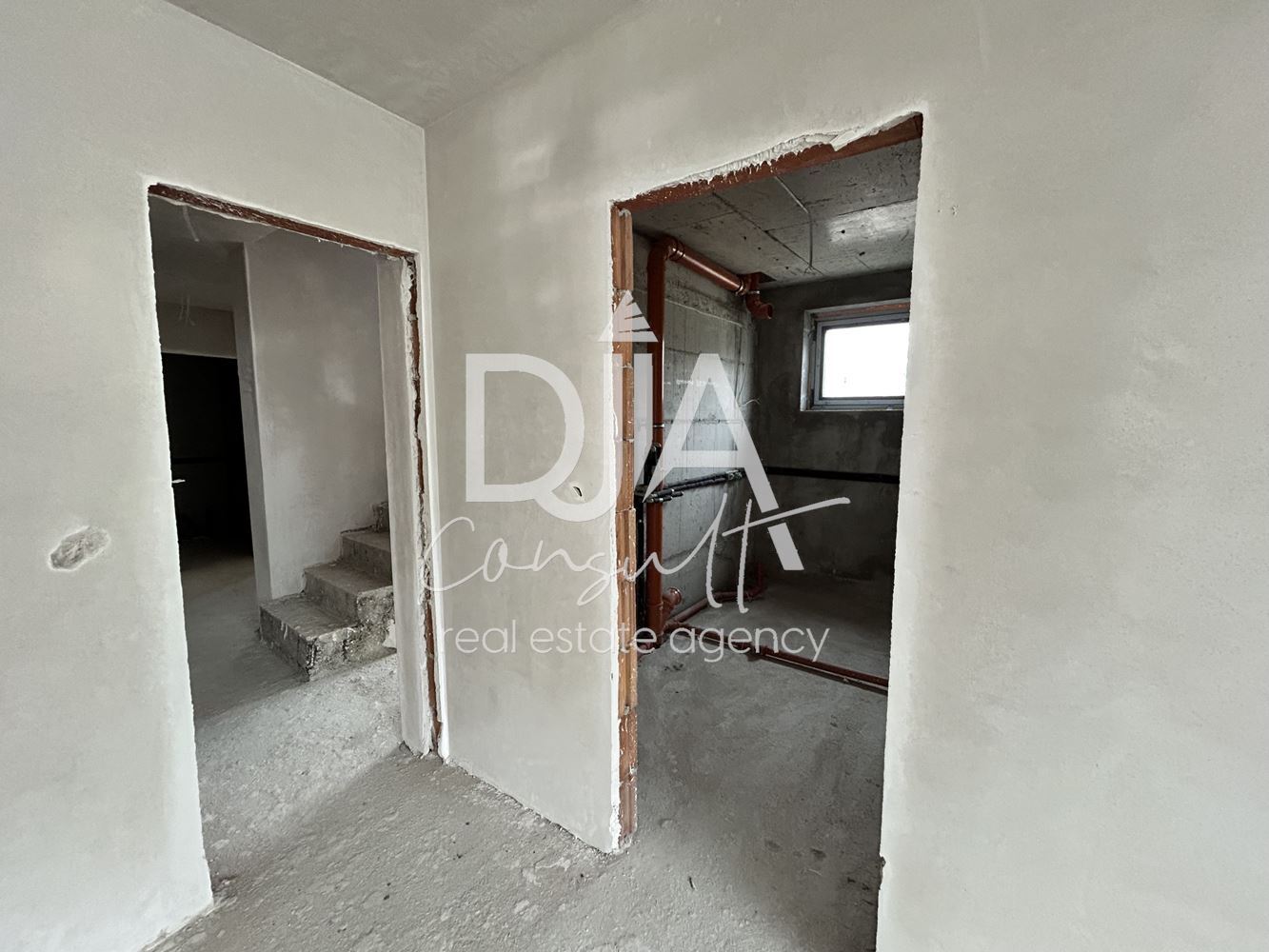 Редова къща със собствен двор, голям гараж и гледка към планина Витоша-0 Редова къща със собствен двор, голям гараж и гледка към планина Витоша - 0