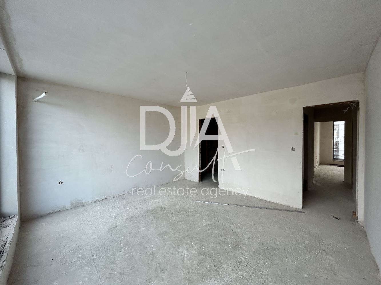 Луксозна редова къща със собствен двор, голям гараж и гледка към планина Витоша-0 Луксозна редова къща със собствен двор, голям гараж и гледка към планина Витоша - 0