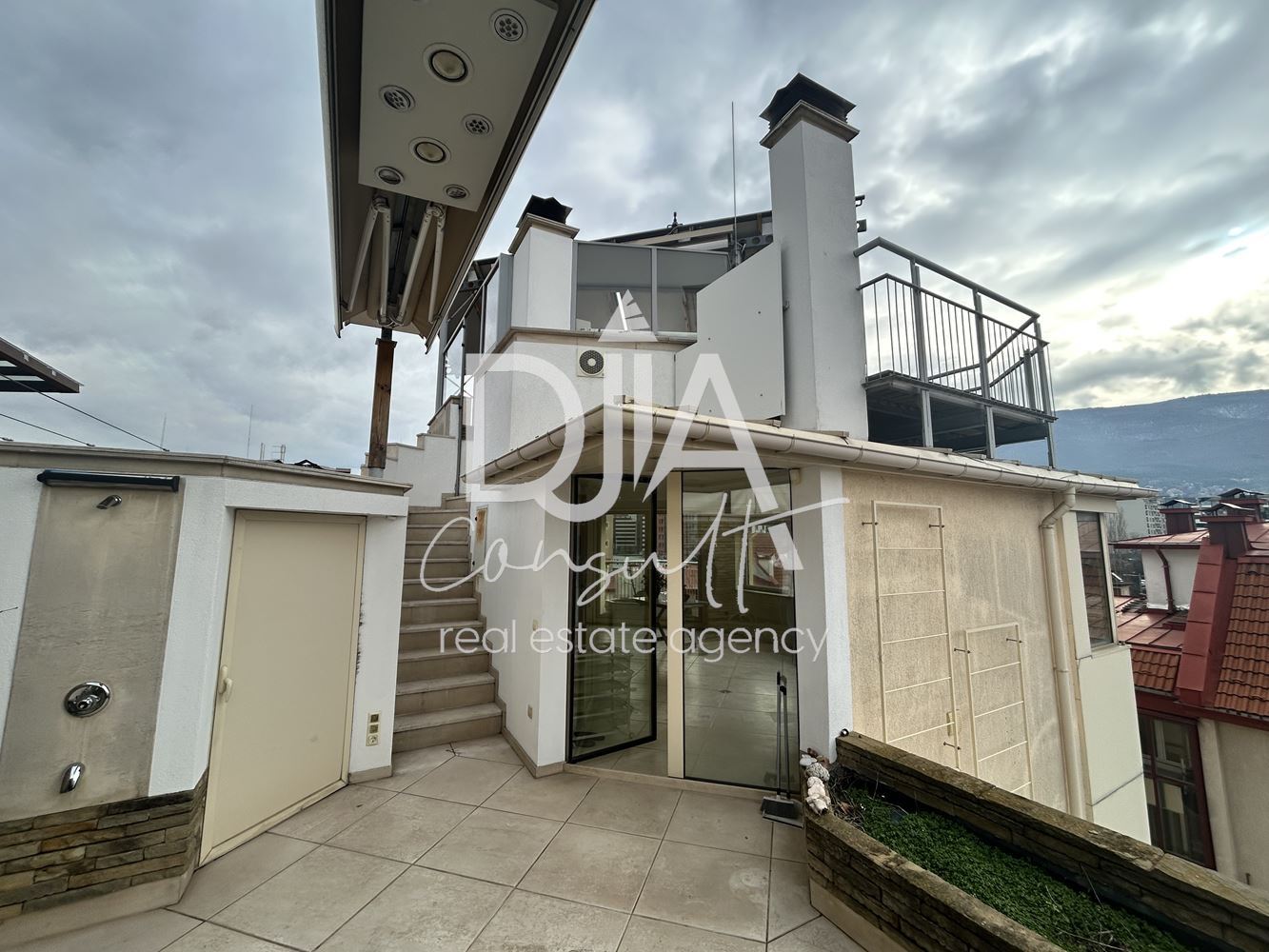 Изключително светъл мезонет на три нива, покривна тераса 360 градуса и гараж за продажба в кв. Манастирски ливади-0 Изключително светъл мезонет на три нива, покривна тераса 360 градуса и гараж за продажба в кв. Манастирски ливади - 0