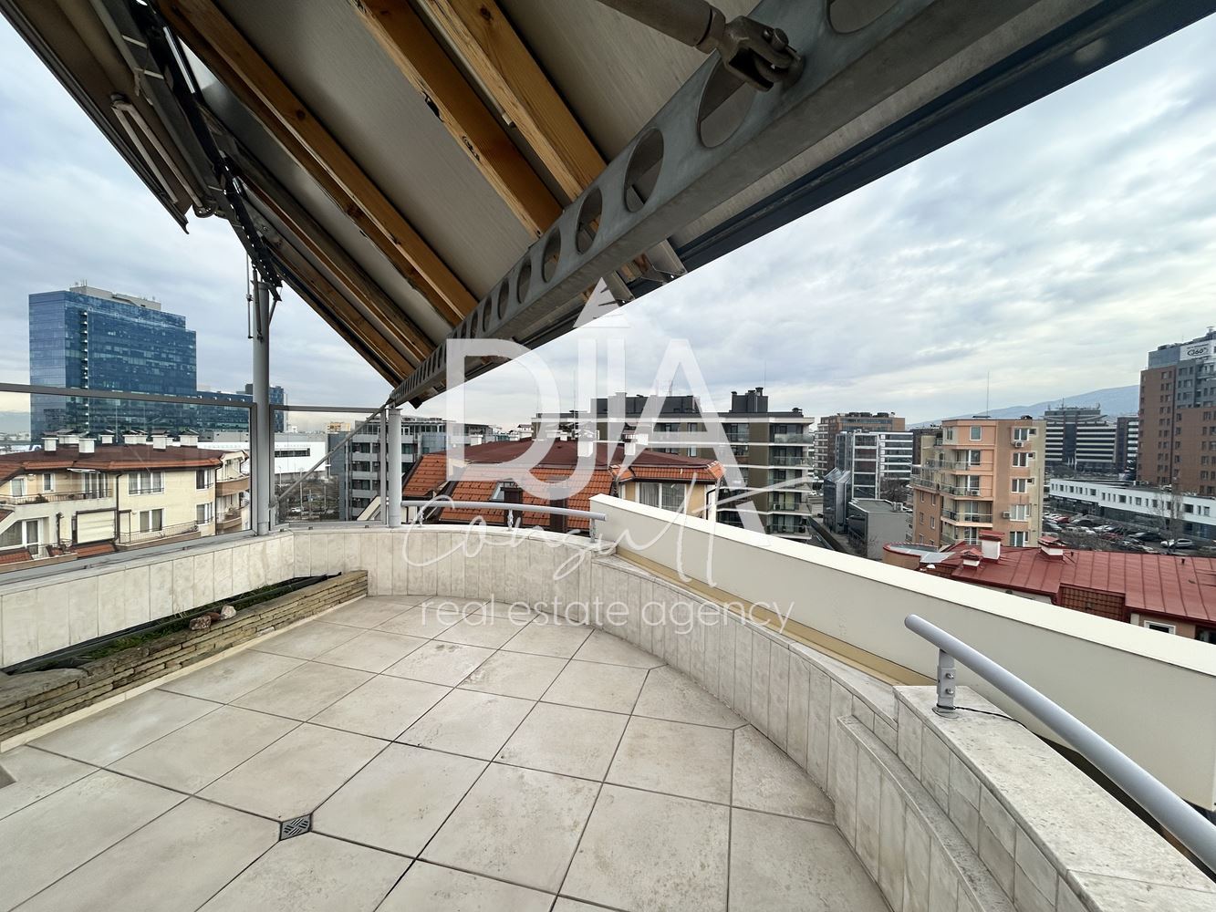 Изключително светъл мезонет на три нива, покривна тераса 360 градуса и гараж за продажба в кв. Манастирски ливади-0 Изключително светъл мезонет на три нива, покривна тераса 360 градуса и гараж за продажба в кв. Манастирски ливади - 0