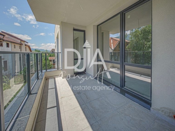 Тристаен апартамент с панорамна гледка към Витоша в Кръстова вада - 0