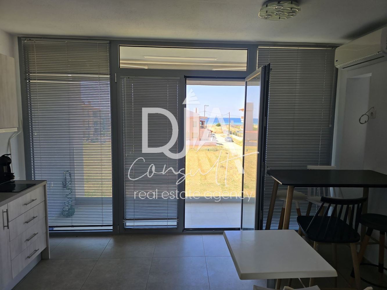 Мезонет на брега на морето в Гърция - 0